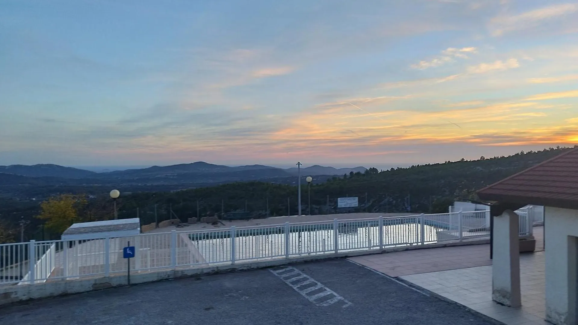 Jolie Maison, Clim, Residence Avec Piscine A 5Mn Circuit Paul Ricard لو كاستليت 0*,  فرنسا